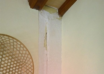 Abdeckung von Rissen mit Naturstein - Vorher